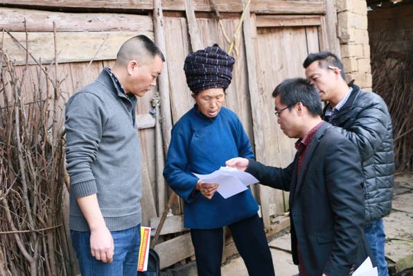 凤凰县审计局将精准扶贫政策和文明风尚送入苗家
